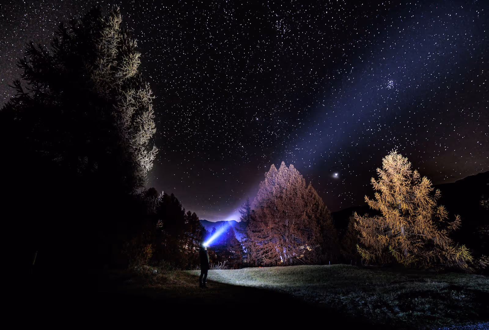 Stirnlampe im Sternenhimmel